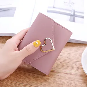 Portafoglio corto elegante in pelle PU rosa a tre pieghe con fibbia a forma di cuore