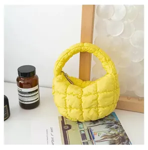 Borsa a mano a nuvola trapuntata giallo vivace con mini design a pieghe e morbida imbottitura