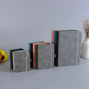 Nahaufnahme von drei Größen Kunstleder-Notizbüchern mit Gummizug und Stiftschlaufe.