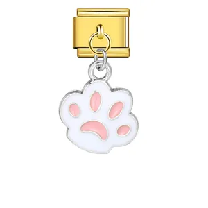 Detailansicht eines italienischen Charms mit einem rosa emaillierten Pfotenanhänger