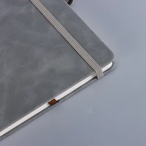 Graues A5 Notizbuch mit Wildleder-Cover, Gummiband und Lesezeichen-Detail