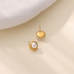 Eleganti orecchini a lobo dorati con perla e anello circolare dal design minimalista.