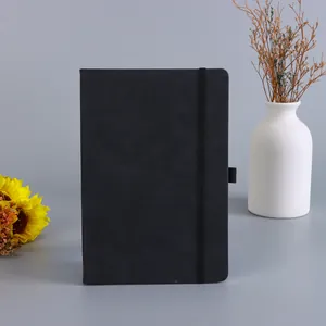 Detailaufnahme eines minimalistischen A5-Notizbuchs in Schwarz mit Gummiband und Stifthalter