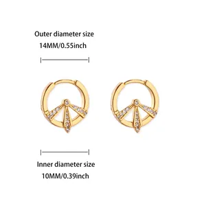 Orecchini a cerchio dorati con design geometrico in zircone, diametro 14 mm.