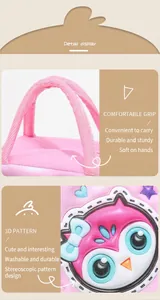 Detail of the thickened pink handle and cute 3D owl pattern on the insulated lunch bag.