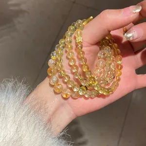 Vista detallada de una pulsera de lujo de cuentas de cristal amarillo de varias capas