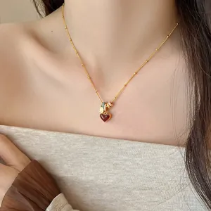 Collier en plaqué or avec pendentif cœur rouge et breloques anneaux en zircon colorés