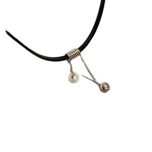 Girocollo minimalista in pelle nera con perle e perline argentate per un look trendy cool