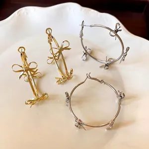 Eleganti orecchini a cerchio oro e argento con delicati fiocchi per donna di alta qualità
