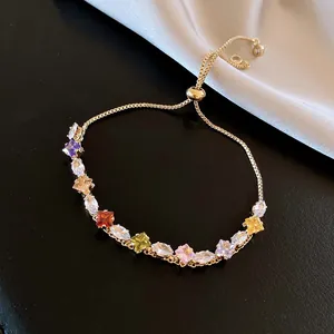 Bracciale regolabile dorato brillante con zirconi cubici colorati marquise e quadrati.
