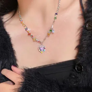 Handgefertigte bunte Perlenkette mit lila silbernem Herzanhänger an einem Modell getragen