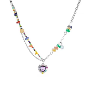 Stilvolle farbenfrohe Perlenkette mit silberner Kette und einem lila Herzanhänger für Damen