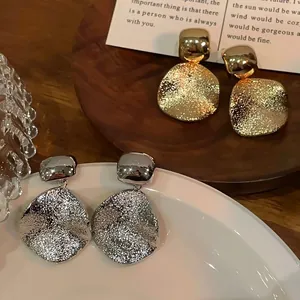 Orecchini a perno geometrici vintage in metallo martellato finitura oro e argento