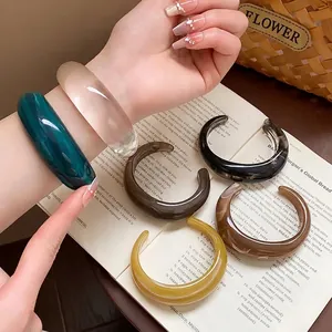 Bracciale Rigido Aperto in Acrilico Esagerato da Donna Motivo Marmoreo Minimalista in Resina Con Intarsio di Zirconia Gioielli di Moda Accessorio Mano