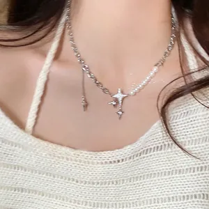 Elegante silberne Halskette mit Sternanhänger und feiner Akzentkette aus weißen Perlen