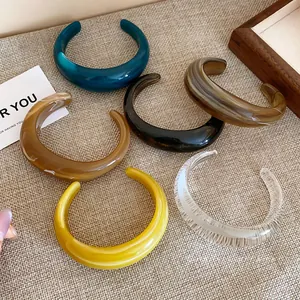 Bracciali rigidi aperti in acrilico colorato con motivi marmorizzati e lucidi