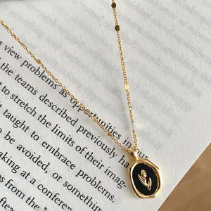 Nahaufnahme einer Vintage-Goldkette mit Tulpenanhänger auf einer Buchseite