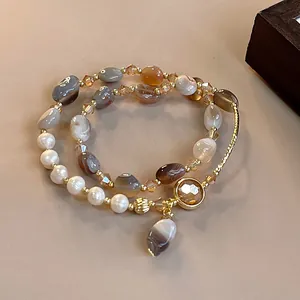 Bracelet vintage français avec des perles et des pierres d'agate aux tons ambrés