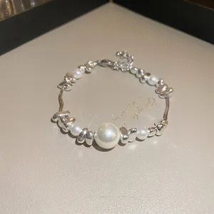 Gros plan élégant d'un bracelet réglable en perles blanches et métal de style français