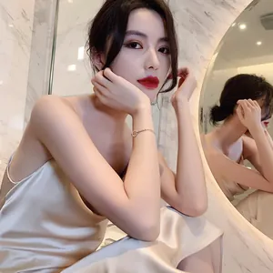 Vista detallada de una elegante pulsera de círculo con diamantes en la muñeca de una mujer.