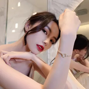 Vista detallada de una elegante pulsera con círculo de cristales llevada por una modelo