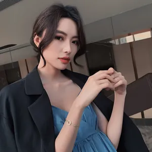 Elegante pulsera de círculo con pavé de diamantes usada por una modelo