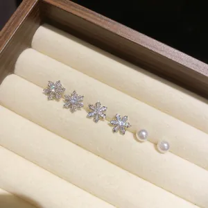 Primer plano detallado de pendientes de cristal de copo de nieve y elegantes perlas
