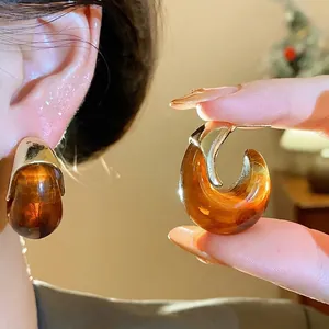 Boucles d'oreilles créoles vintage en résine ambre avec touches de métal argenté