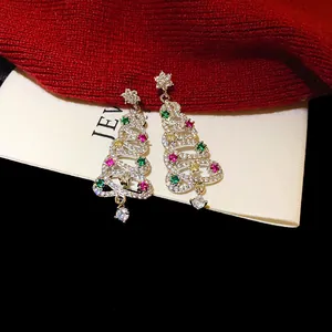 Detalle de los pendientes brillantes de árbol de Navidad con circonitas de colores