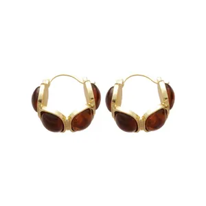 Boucles d'oreilles créoles dorées vintage ornées de pierres ovales en résine marron