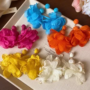 Orecchini a fiore in chiffon fucsia, blu, arancione, giallo e bianco con perno in rafia.