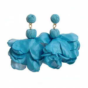 Orecchini a fiore in chiffon blu fatti a mano con borchie in rafia per vacanze