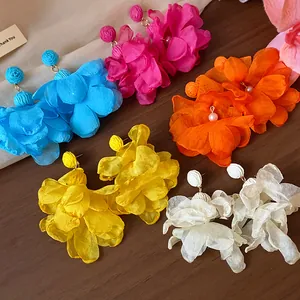 Dettaglio di orecchini a fiore in chiffon con perle in cinque tonalità vivaci.
