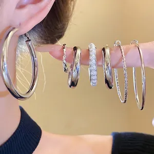 Modernes silberfarbenes Creolen- und Perlenohrring-Set für Damen im Minimal-Stil