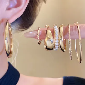 Elegantes goldfarbenes Ohrring-Set mit minimalistischen Creolen und Perlen für Damen