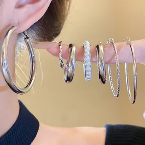 Detailansicht des silbernen Reifenohrring-Sets mit Perlen und minimalistischem Design