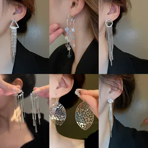 Set di sei eleganti orecchini a pendente con nappe con strass scintillanti e finitura argento