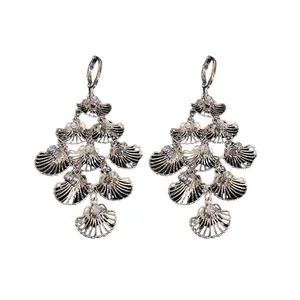 Eleganti orecchini pendenti a forma di conchiglia d'argento con strass scintillanti