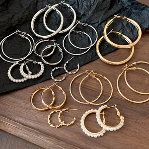 Detailansicht verschiedener Creolen-Sets in Gold und Silber mit eleganten Perlenakzenten