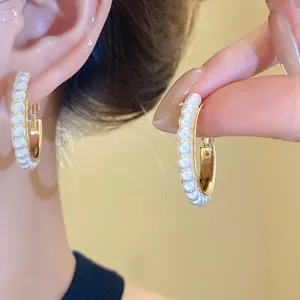 Elegante goldene Creolen mit weißen Perlen und minimalistischem Design für Damen