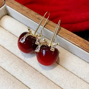 Elegante rote Apfel-Ohrhänger aus Harz mit funkelnden Zirkon-Schleifen für einen süßen Look.