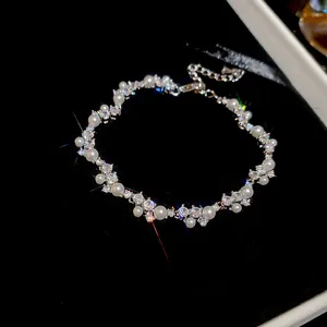 Élégant bracelet argenté orné de zircons scintillants et de perles délicates en motif de fleur