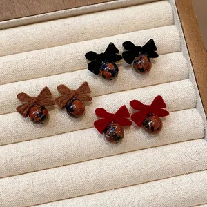 Orecchini a fiocco floccati vintage con perle in ambra in rosso, marrone e nero