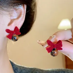 Eleganti orecchini a perno con fiocco floccato rosso e perle leopardate in argento