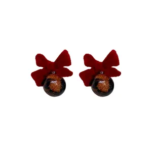 Eleganti orecchini a perno con fiocco floccato rosso e ciondoli a sfera glitterati dorati