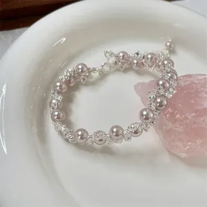 Dettaglio di un braccialetto di perle rétro francese con perle rosa e cristalli.