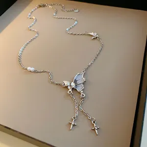 Squisita collana con farfalla d'argento con dettagli in zircone e perle bianche