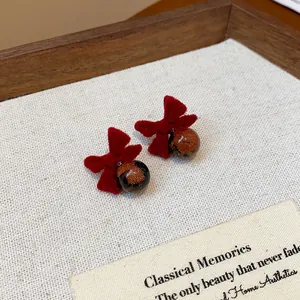 Eleganti orecchini a perno con fiocco in velluto rosso e perline marroni glitter