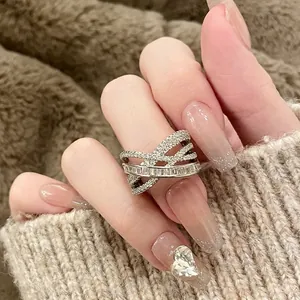 Sparkling zirconia inlaid criss-cross open ring for a elegant luxury fashion look