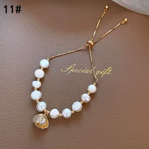 Bracelet perles élégant avec pendentif coquillage doré réglable.